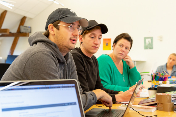 Studenter diskuterar under lektion
