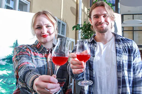 Emma och Marcus med varsitt glas.