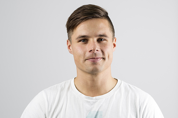 Foto på adjunkt Christian Andersson i vit tröja