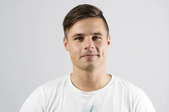 Foto på adjunkt Christian Andersson i vit tröja