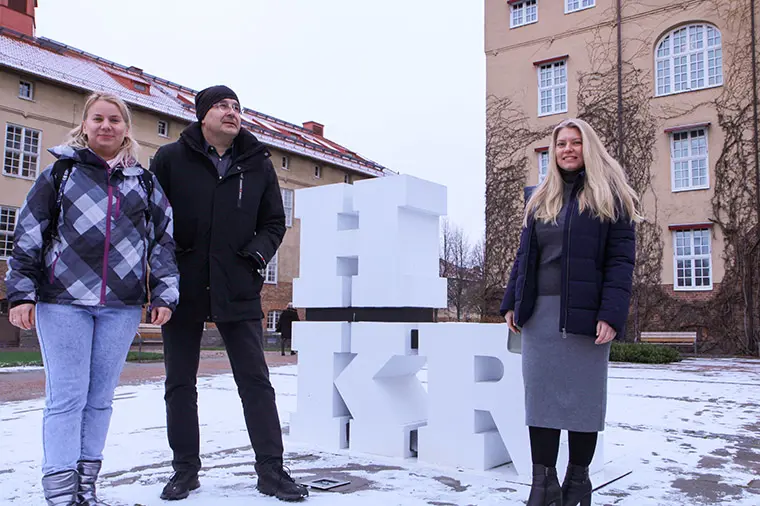Tack vare nya forskargruppen har Lina Zadorozhnia (v&auml;nster) och Yuliya Markuts (h&ouml;ger) fr&aring;n Ukraina nu m&ouml;jlighet att forts&auml;tta sitt arbete i Sverige, i samarbete med professor Giuseppe Grossi vid H&ouml;gskolan Kristianstad. 
