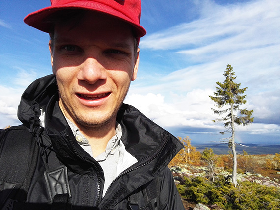 Granen Old Tjikko på Fulufjället anses vara världens äldsta träd (trädklon), med 9 550 år gamla rötter. Självklart passade Oscar Hagbard på att ta en selfie. Foto: Oscar Hagbard