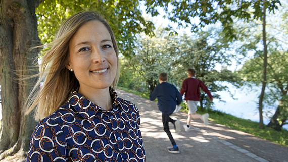 När relationer beskrivs inom vården handlar det ofta om konflikt mellan anställd och chef, men mer fokus behövs på de relationer som faktiskt får människor att må bra, menar Sophie Schön Persson.