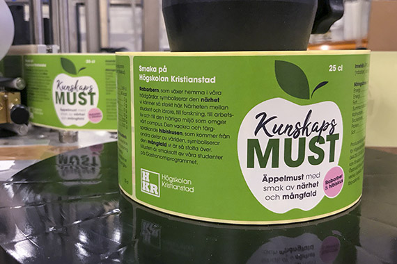 H&ouml;gskolans grafiker styrde ihop studenternas skisser och id&eacute;er till en etikett.