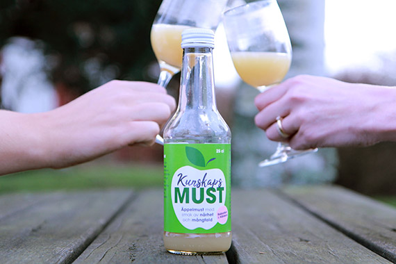 H&ouml;gskolans nya Kunskapsmust &auml;r gjord p&aring; Aroma&auml;pplen och smaksatt med rabarber och hibiskus.