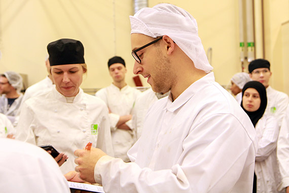 H&ouml;gskolans laboratorietekniker inom k&ouml;k och sensorik. Per Magnusson, g&aring;r igenom mustens v&auml;g ner i flaskan.
