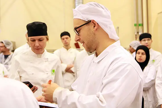 H&ouml;gskolans laboratorietekniker inom k&ouml;k och sensorik. Per Magnusson, g&aring;r igenom mustens v&auml;g ner i flaskan.