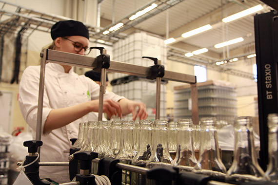 1 350 tomflaskor ska upp p&aring; bandet och in i maskineriet.