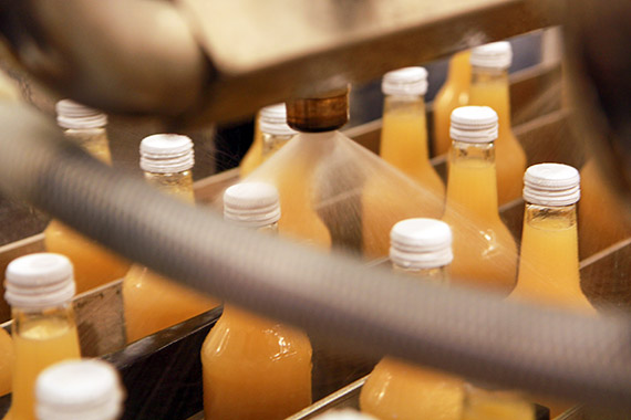 Flaskorna tv&auml;ttas en andra g&aring;ng, nu p&aring; utsidan.