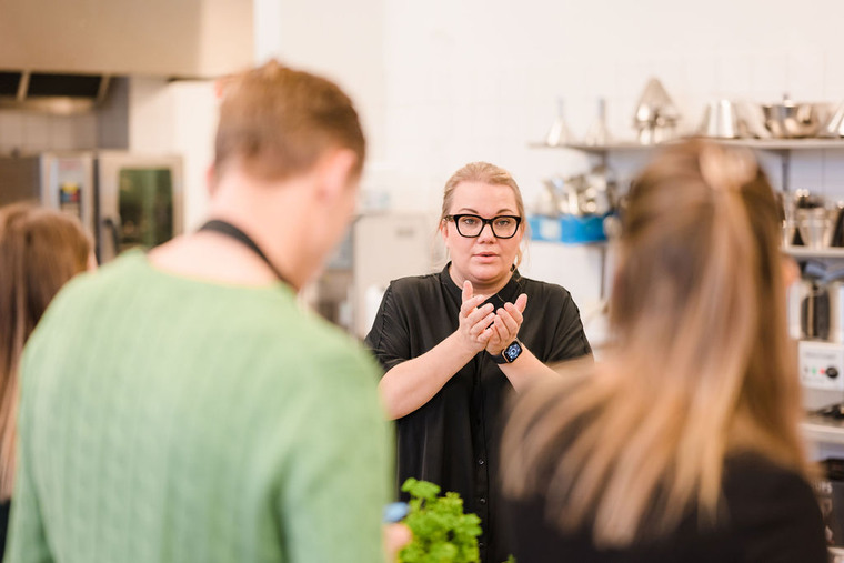 Lärare undervisar i ett kök.