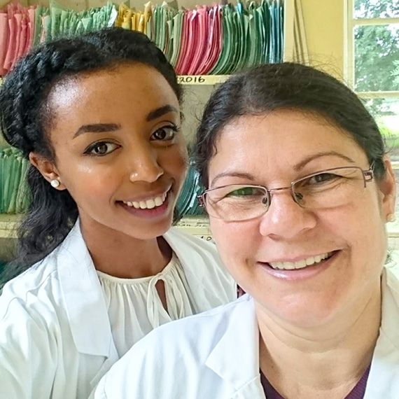 Helena och Betsy under en av deras första dagar på Dental Training School.