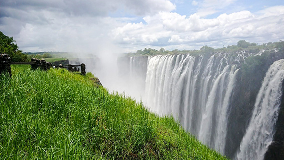 Helgutflykt till Victoriafallen, ett av största vattenfall som ligger längs Zambezifloden på gränsen mellan Zimbabwe och Zambia. Under regnperioden forsar 9 100 kubikmeter vatten per sekund genom fallet, men under torkan bara 350.