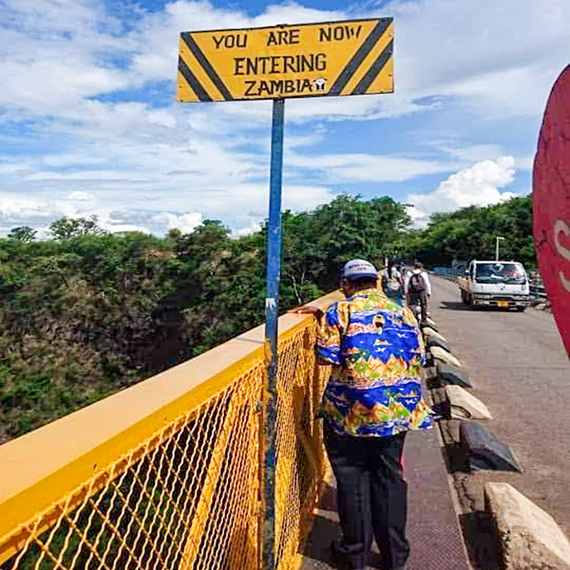 Victoria Falls Bridge utgör gränsen mellan Zambia och Zimbabwe.