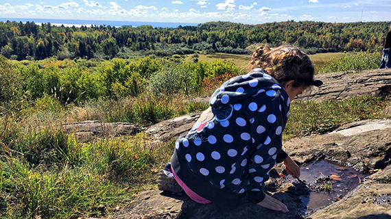 Barn leker med pinne p&aring; klipph&auml;ll.