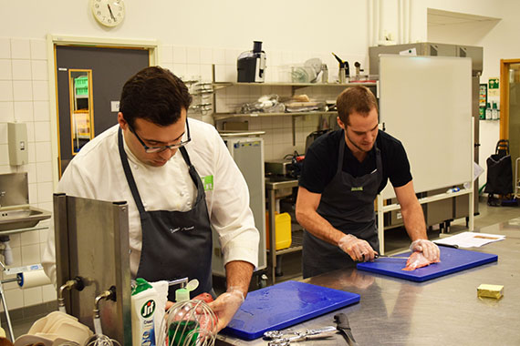 Dawid filear fisk tillsammans med Mikael Olenmark under matlagningseventet