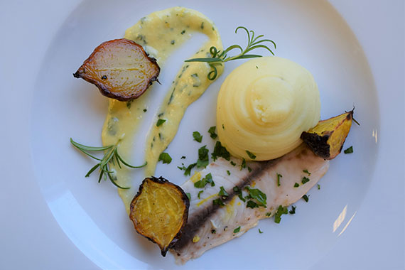 Ta del av Dawids recept p&aring; rosmarininbakad r&ouml;dstrimma med sandefjordsm&ouml;r