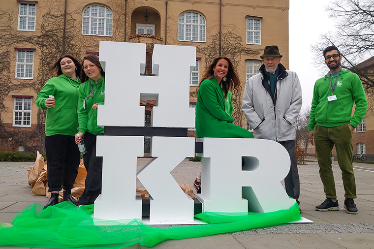 H&ouml;gskolan Kristianstads nya fotoplats vid hus 4, omringad av studentambassad&ouml;rer, kommunikationschef Sara Sonesson, och rektor emeritus maximus Kaj Bj&ouml;rk.