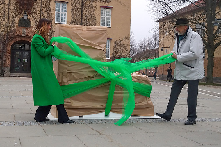 Kommunikationschef Sara Sonesson t&auml;cker av h&ouml;gskolans nya landm&auml;rke med rektor emeritus maximus Kaj Bj&ouml;rk.