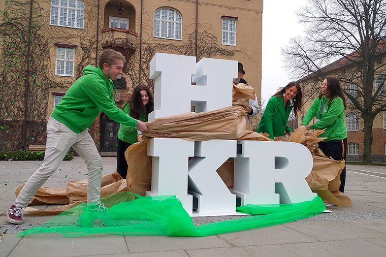 Kommunikationschef Sara Sonesson t&auml;cker av h&ouml;gskolans nya landm&auml;rke med rektor emeritus maximus Kaj Bj&ouml;rk.