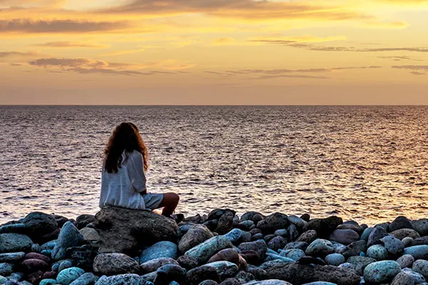 Flicka kopplar av vid havet. Foto: Dino Garmy
