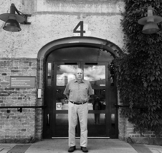 Kurt Jeppsson framför gamla kanslihuset, som byggdes för 100 år sedan.