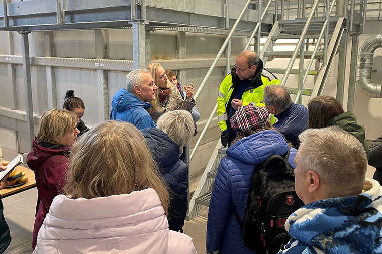 Delegationen fr&aring;n Lettland och Litauen guidas runt i Degebergas nya reningsverk av Stefan Borg, VA-tekniker i Kristianstad kommun.