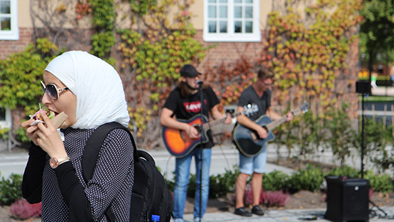 Jocke och Billy fr&aring;n C4-gymnasiet bj&ouml;d p&aring; st&auml;ms&aring;ng och gitarr.