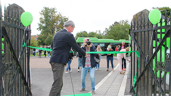 Rektor H&aring;kan Pihl klipper bandet och inviger officiellt det nya Kunskapstorget.
