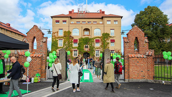 H&ouml;gskolan Kristianstad har f&aring;tt en ny v&auml;lkomnande entr&eacute; vid namn Kunskapstorget.