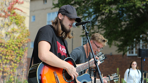 Jocke och Billy fr&aring;n C4-gymnasiet bj&ouml;d p&aring; st&auml;ms&aring;ng och gitarr.