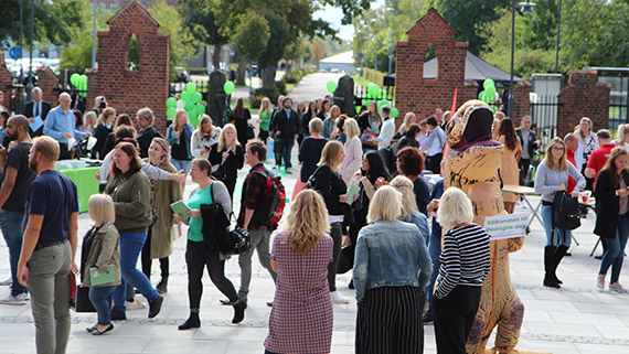 Nya Kunskaspstorget fylldes med folk och gr&ouml;na kul&ouml;rer.