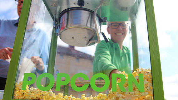 H&ouml;gskolans egen popcornmaskin levererade tilltugg.