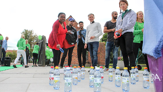 Svenska kyrkans utmaning till minglarna var att pricka vattenflaskor med ringar.