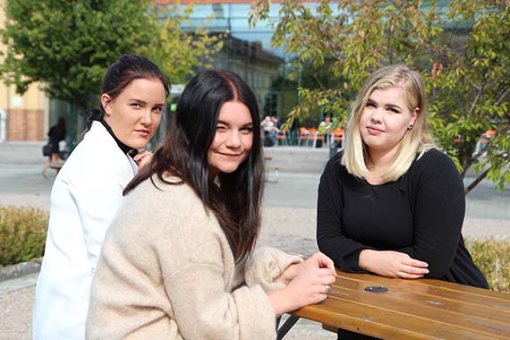 Studenterna Tea, Julia och Agnes