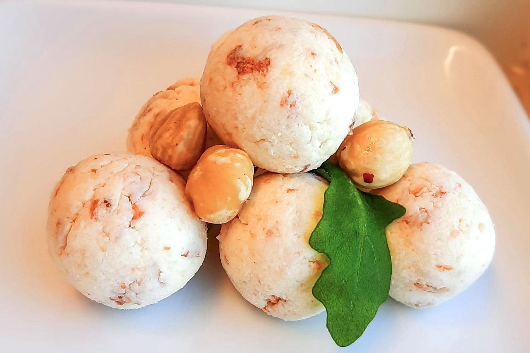 Fingermat i form av kycklingbollar p&aring; tallrik.