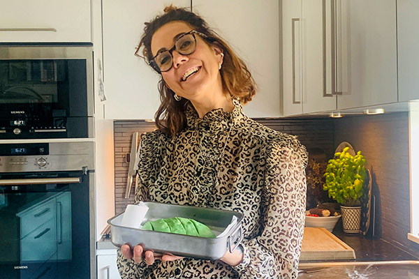 Johanna Gerberich ser till att tranorna f&aring;r sitt tranbr&ouml;d &auml;ven i p&aring;sk.