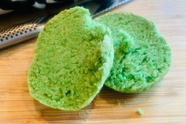 Gr&ouml;nt pepparotsbr&ouml;d med gr&ouml;nalger som gastronomistudenter utvecklat under ett examensprojekt, och som tranorna har fattat tycke f&ouml;r.