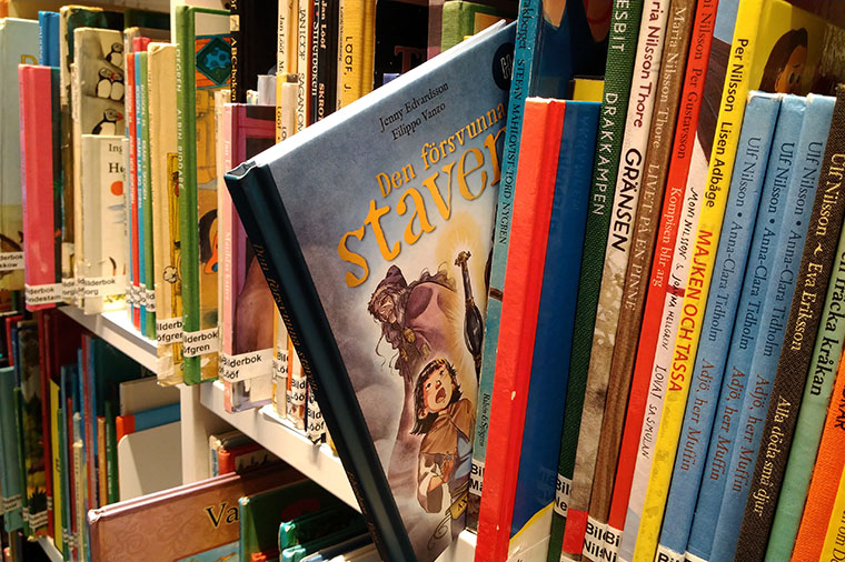 Biblioteksbokhylla med Den f&ouml;rsvunna staven utdragen.