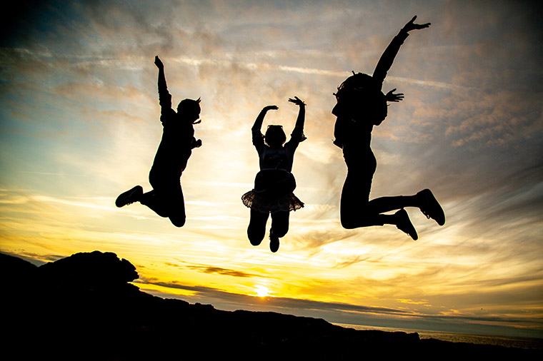 Siluetter av barn som hoppar. Foto: Alex Guillaume/Unsplash