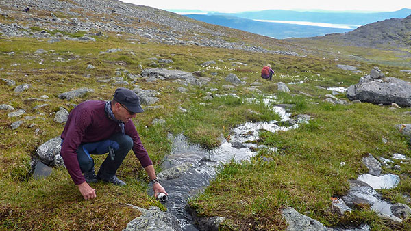 Thomas Beery fyller p&aring; vatten i en jokk.