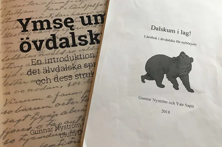 Läroböcker i älvdalska.