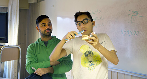 Här över han på att borsta tänderna