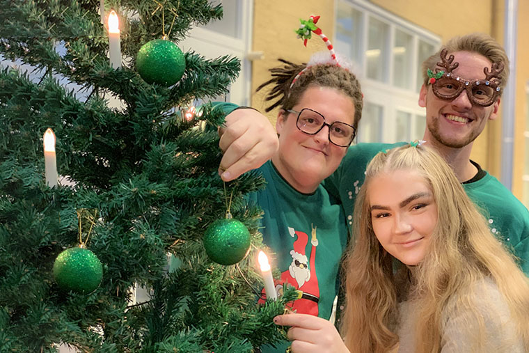 Studenter vid julgran.