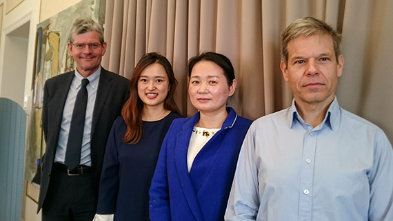 Fr&aring;n v&auml;nster: rektor H&aring;kan Pihl, Fei Lin, Jin Fan och Fredrik Frisk.