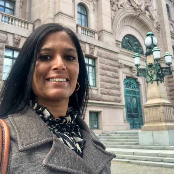 Gita Hedin utanför riksdagshuset.