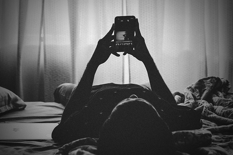 Ton&aring;ring med mobiltelefon i s&auml;ngen.