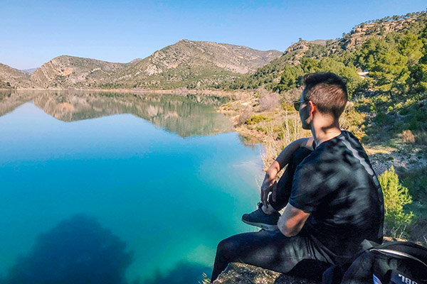 Adam Kubiak tvingades tyv&auml;rr avsluta sina utlandsstudier tidigare &auml;n planerat, men han hann &auml;nd&aring; se sig runt en del, som vid denna utflykt till dammen Embalse de Loriguilla som ligger h&ouml;gt &ouml;ver havet omg&auml;rdat av ett st&auml;ppklimat.