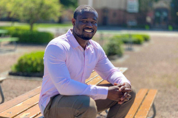 Sarjo S Dukureh hoppas att hans id&eacute; med solcellsdrivna lagerlokaler s&aring; sm&aring;ningom kan ge fruktbart resultat i hans hemland Gambia. 