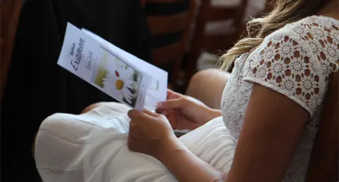 Dom ska börja sjunga "den blomstertid nu kommer"