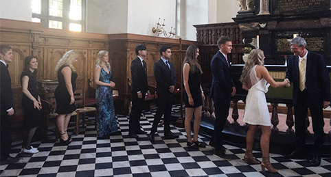 Här får alla tacka med Håkan Pihl (rektor)